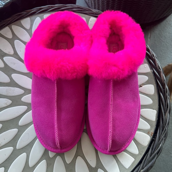 NWOT Ugg Slippers - Picture 2 of 4